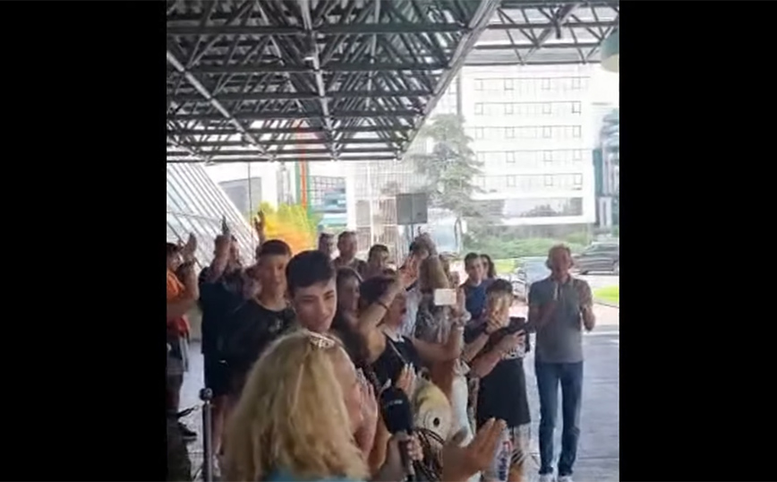 Ελλάδα – Σερβία: Αποθέωσαν την Εθνική στο ξενοδοχείο στο Βελιγράδι