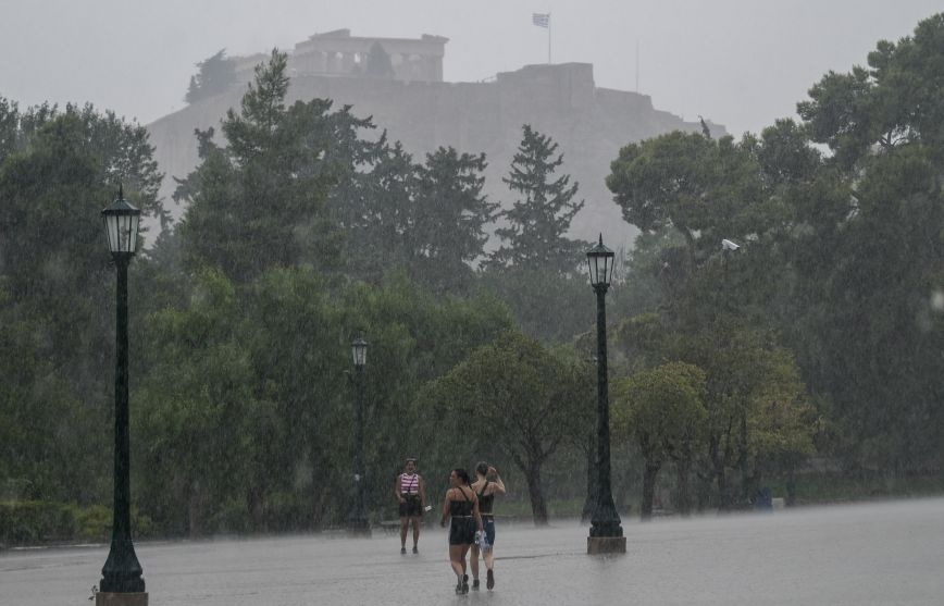 Κακοκαιρία: Σφοδρή καταιγίδα την Αττική