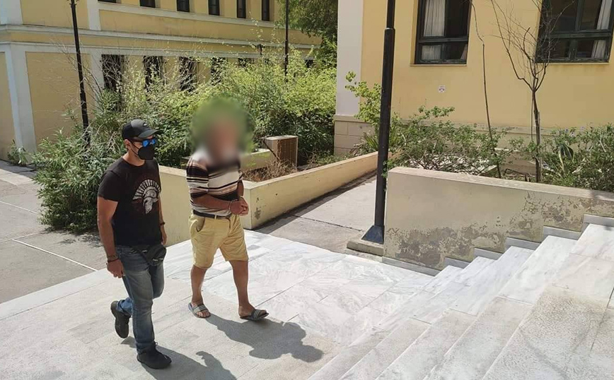 Αλεποχώρι: Ποινική δίωξη για απόπειρα ανθρωποκτονίας κατά συρροή σε βάρος του 70χρονου που πυροβόλησε ανήλικα στην αυλή του