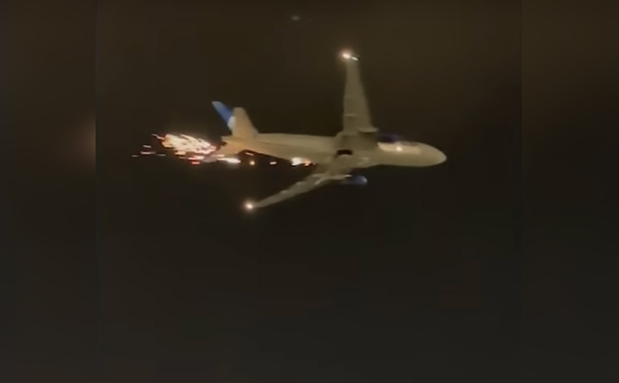 Δραματική προσγείωση αεροπλάνου: Boeing άρπαξε φωτιά και έχανε κομμάτια στον αέρα