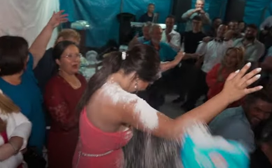 Τρίκαλα: «Αλεύρωσαν» τη νύφη σε προγαμιαίο γλέντι