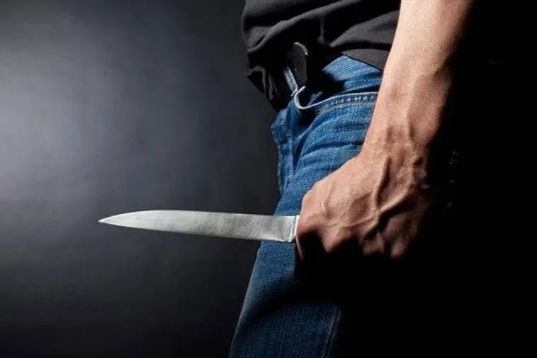 Πατέρας μαχαίρωσε στην καρδιά και σκότωσε τη 14χρονη κόρη του την ώρα που έπαιζαν στην κουζίνα