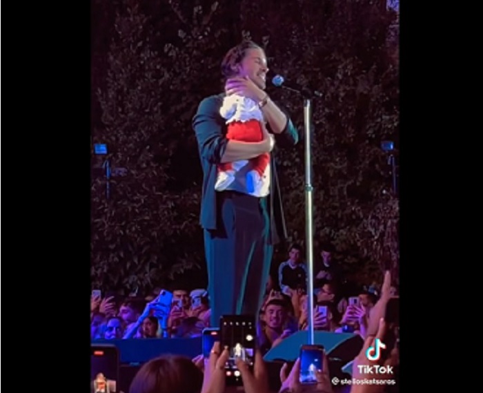 Νίκος Οικονομόπουλος: Η συγκινητική στιγμή που τραγουδάει έχοντας στην αγκαλιά του ένα μωρό