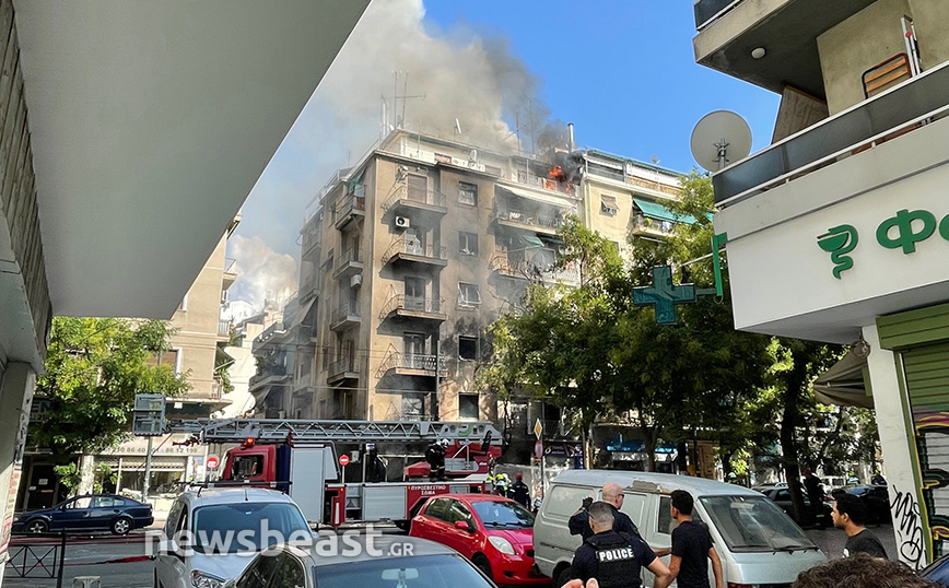 Έκρηξη στην Αχαρνών: Στις φλόγες ολόκληρη η πολυκατοικία &#8211; Πληροφορίες για εγκλωβισμένο