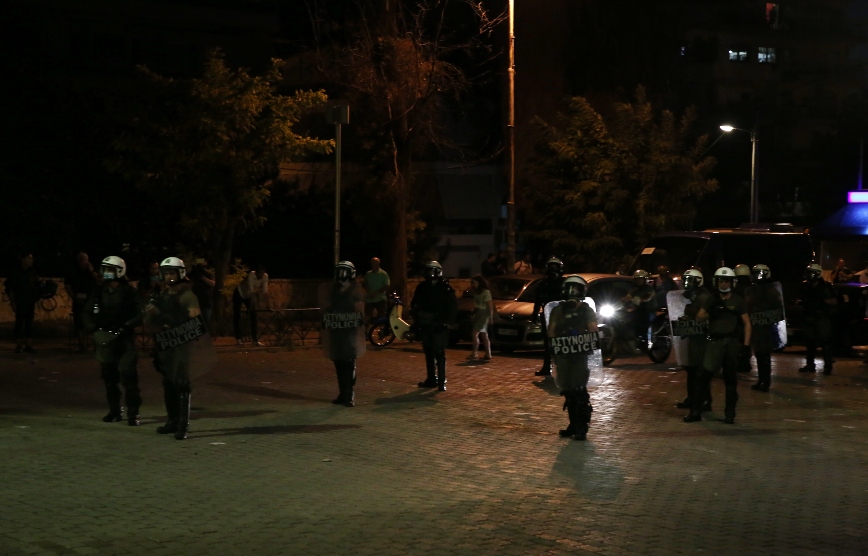 Φοιτητές φώναξαν στα ΜΑΤ σύνθημα για τον Μαρσέλο: «Πετάξτε τις ασπίδες, βγάλτε το καπέλο…»