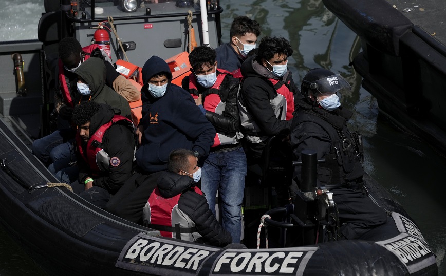 Σε πλοία και στρατιωτικές βάσεις ετοιμάζεται να βάλει η Βρετανία τους μετανάστες που μπαίνουν παράνομα στη χώρα