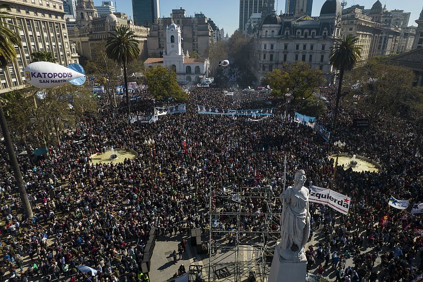 Αργεντινή: Μαζικές συγκεντρώσεις υπέρ της αντιπροέδρου Κίρσνερ μετά την απόπειρα δολοφονίας της