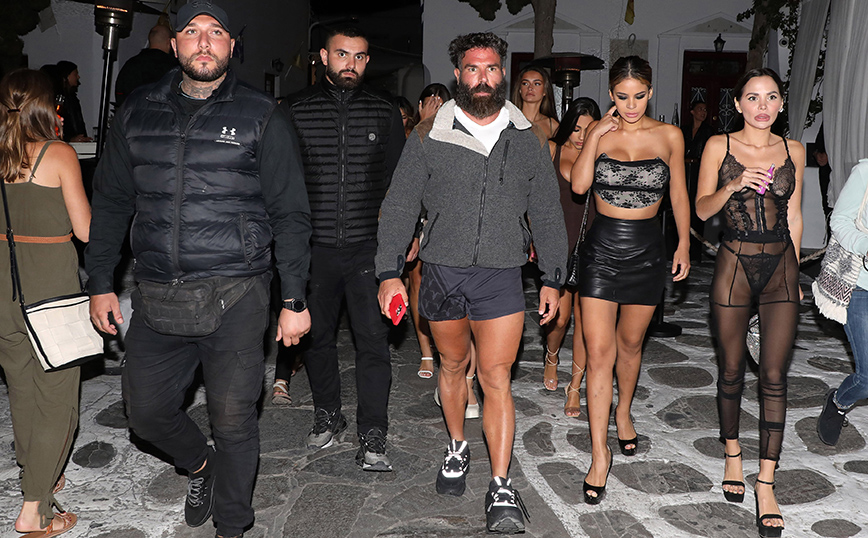 Στη Μύκονο βρίσκεται ο Dan Bilzerian και κάνει βόλτες στα σοκάκια μαζί με το… χαρέμι του