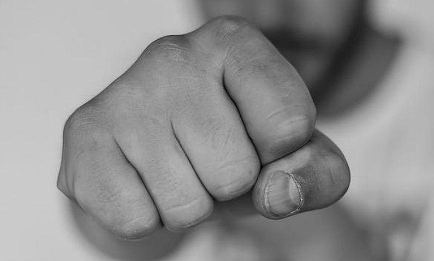 Κρήτη: 25χρονος τα έκανε γυαλιά καρφιά επειδή η 18χρονη γυναίκα του πήγε μόνη της σε… γυναικολόγο