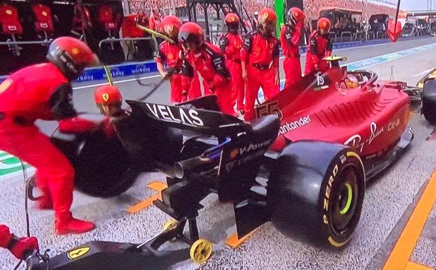 Formula 1: Η Ferrari ξέχασε το ελαστικό του Σάινθ στο pit stop &#8211; Δείτε το βίντεο