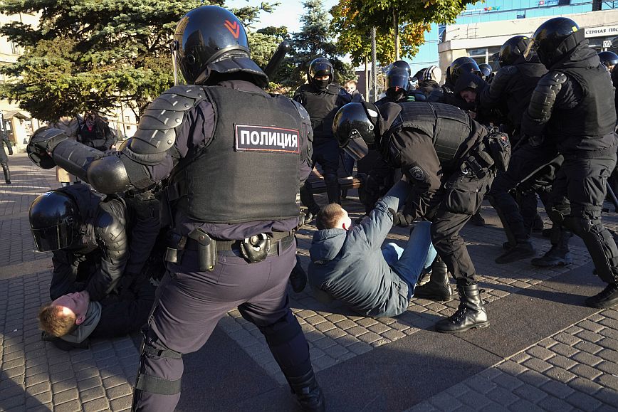 Ρωσία: Πάνω από 730 συλλήψεις σε διαδηλώσεις κατά της επιστράτευσης σε όλη τη χώρα