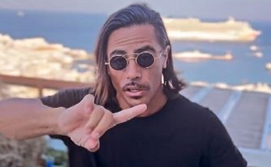 Salt Bae: Αποχαιρετά την Μύκονο για φέτος με… Ελένη Βιτάλη