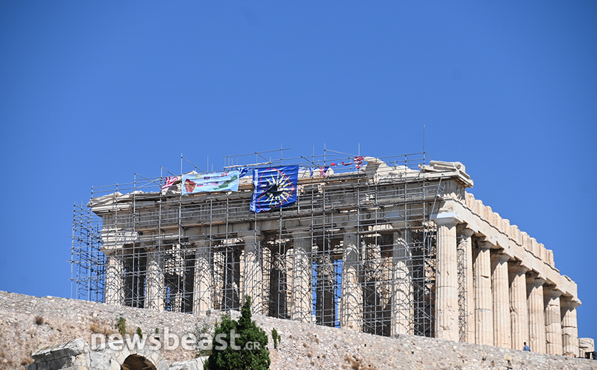 Άνδρας σκαρφάλωσε σε σκαλωσιά στην Ακρόπολη &#8211; Κρέμασε διάφορες σημαίες
