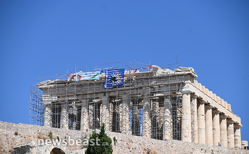 Άνδρας σκαρφάλωσε σε σκαλωσιά στην Ακρόπολη – Κρέμασε διάφορες σημαίες