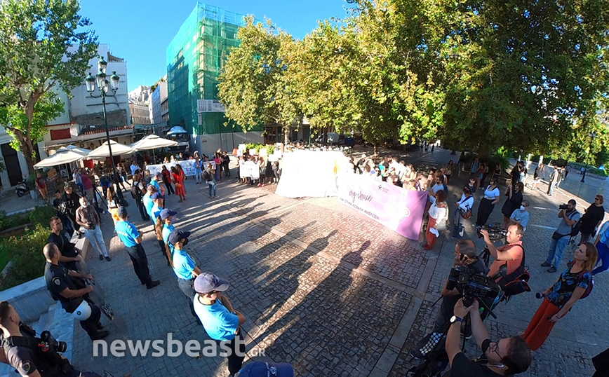 Διαμαρτυρία γυναικών στη Μητρόπολη για την εγκύκλιο κατά των αμβλώσεων στις Εκκλησίες