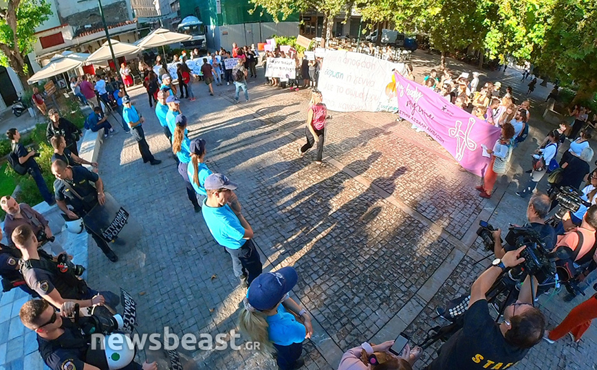 Διαμαρτυρία γυναικών στη Μητρόπολη για την εγκύκλιο κατά των αμβλώσεων στις Εκκλησίες