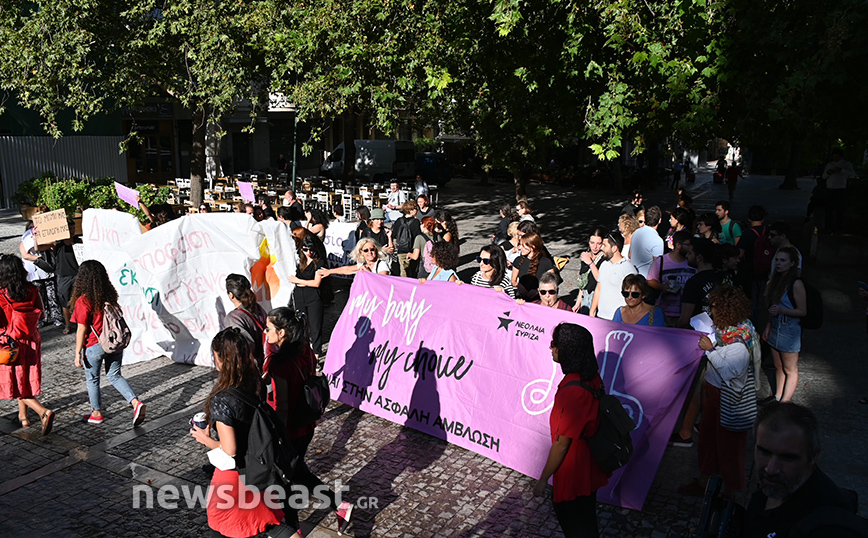 Διαμαρτυρία γυναικών στη Μητρόπολη για την εγκύκλιο κατά των αμβλώσεων στις Εκκλησίες