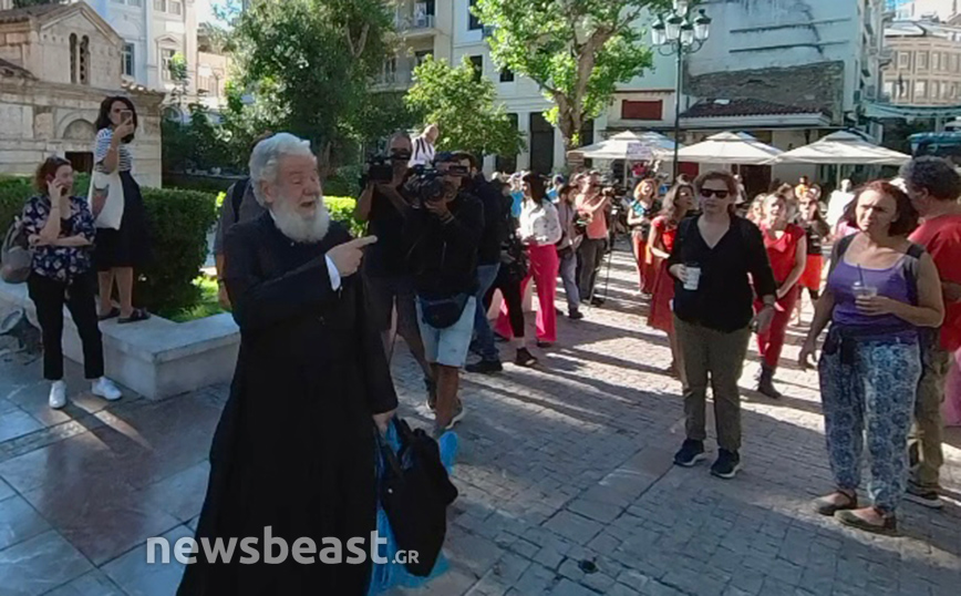 Διαμαρτυρία για τις αμβλώσεις στη Μητρόπολη: «Γιατί καταδικάζετε τις γυναίκες σε θάνατο;» ρωτούν ιερέα – Δείτε βίντεο