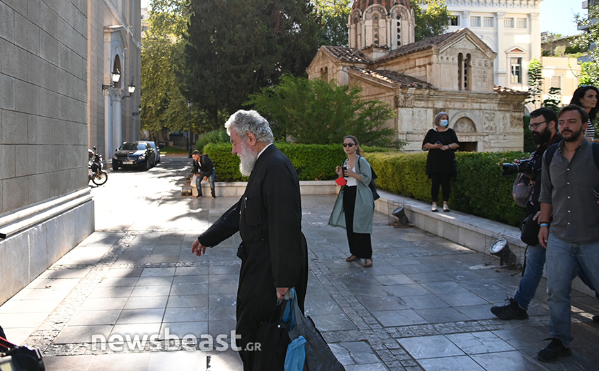 Διαμαρτυρία γυναικών στη Μητρόπολη για την εγκύκλιο κατά των αμβλώσεων στις Εκκλησίες Διαμαρτυρία γυναικών στη Μητρόπολη για την εγκύκλιο κατά των αμβλώσεων στις Εκκλησίες