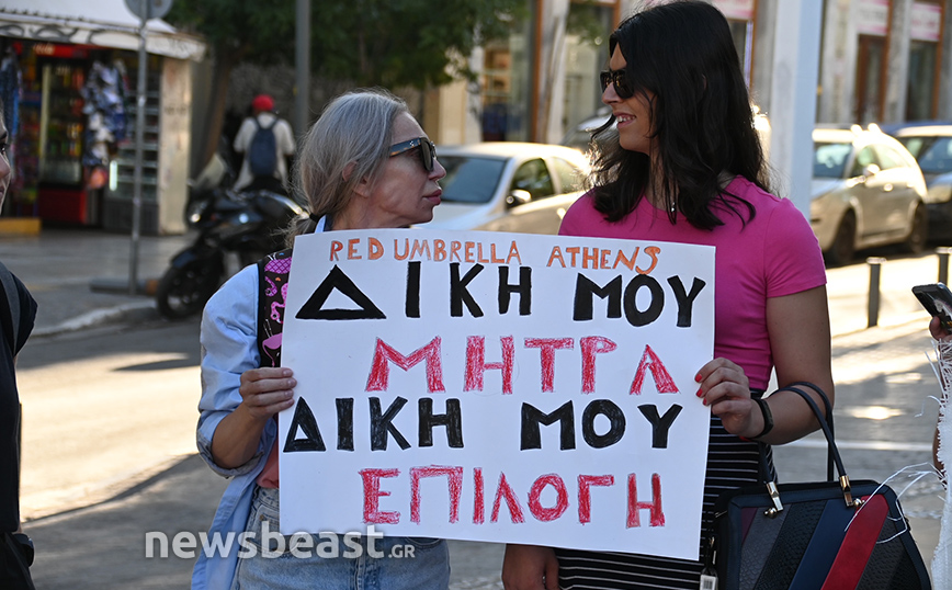 «Δική μου μήτρα, δική μου επιλογή»: Διαμαρτυρία γυναικών στη Μητρόπολη για την εγκύκλιο κατά των αμβλώσεων στις Εκκλησίες