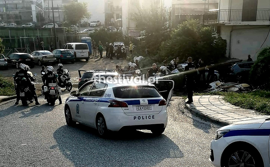 Κινηματογραφική καταδίωξη από τις Σέρρες μέχρι τη Θεσσαλονίκη: Παρέσυρε με το αμάξι αστυνομικό και έσπασε μπάρες διοδίων