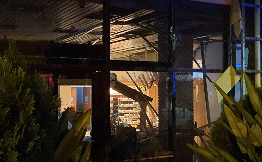 Βομβαρδισμένο τοπίο στα Βριλήσσια: Γκρεμίστηκε η είσοδος του σούπερ μάρκετ μετά την έκρηξη στο ΑΤΜ