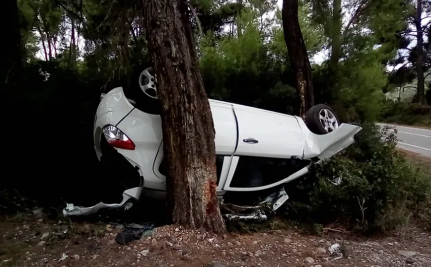 Αλόννησος: Αυτοκίνητο αναποδογύρισε και σφηνώθηκε ανάμεσα σε δύο δέντρα
