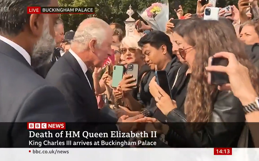 Ο βασιλιάς Κάρολος επέστρεψε στο Μπάκιγχαμ με τον κόσμο να τον επευφημεί &#8211; Στο πλευρό του η Καμίλα