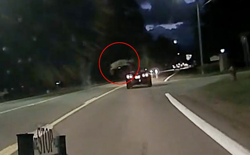 Απίστευτο βίντεο με το άλμα ελαφιού πάνω από αυτοκίνητο που κινείται στον δρόμο