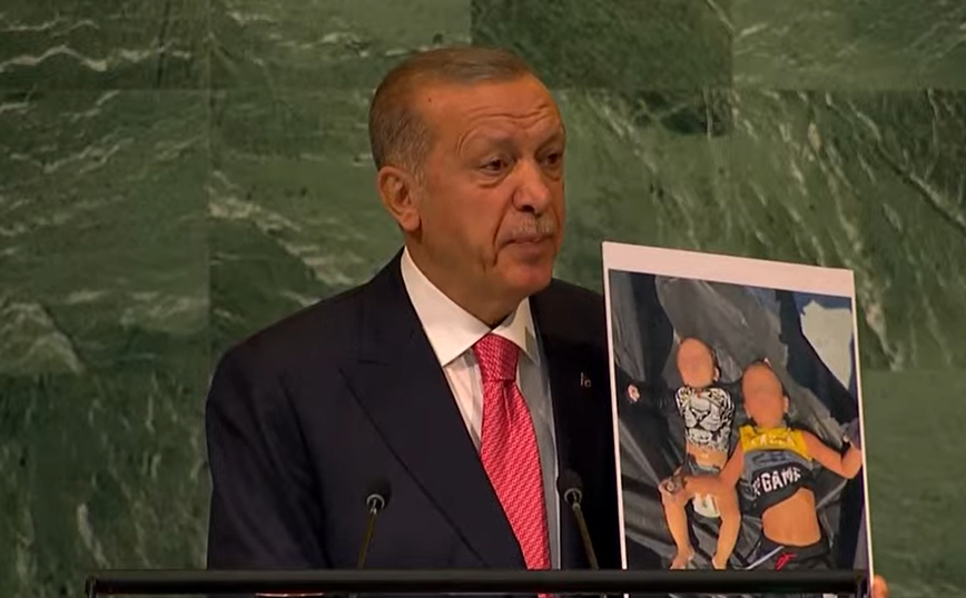 Παραλήρημα Ερντογάν στον ΟΗΕ: Δείχνει φωτογραφίες νεκρών παιδιών και κατηγορεί την Ελλάδα