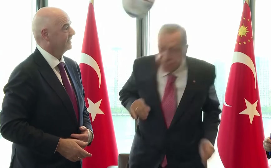 Ο Ερντογάν κάνει κεφαλιά με την μπάλα που του έδωσε δώρο ο πρόεδρος της FIFA