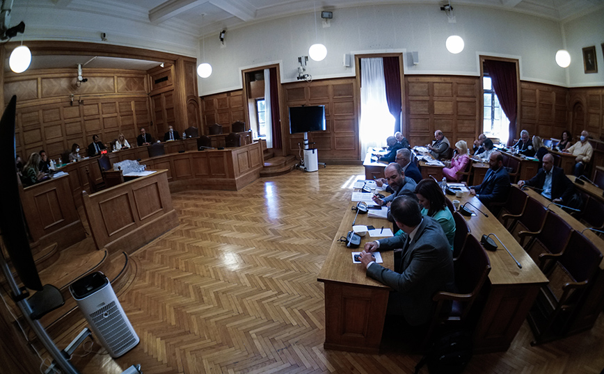 Εξεταστική επιτροπή – παρακολουθήσεις: Συνεχίζει την κατάθεσή του ο τέως διοικητής της ΕΥΠ Παναγιώτης Κοντολέων