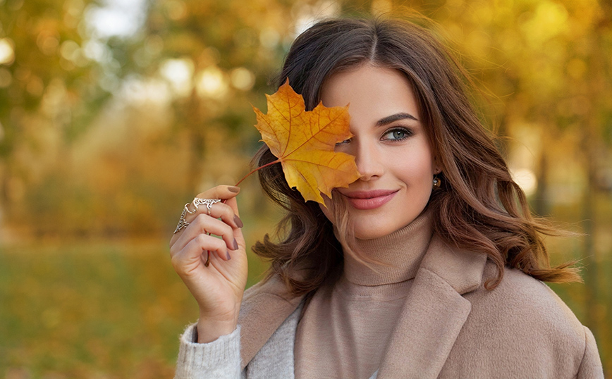 Καστανή γυναίκα το φθινόπωρο