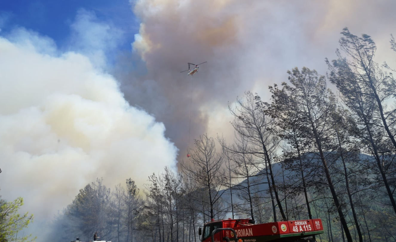 Τουρκία: Φωτιά στο παραθαλάσσιο τουριστικό θέρετρο της Μαρμαρίδας – Δύο νεκροί από συντριβή πυροσβεστικού ελικοπτέρου