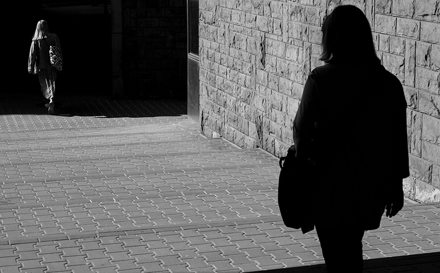 Βόλος: 70χρονη stalker είχε γίνει «σκιά» γειτόνισσάς της – Την παρακολουθεί και της αφήνει σημειώματα