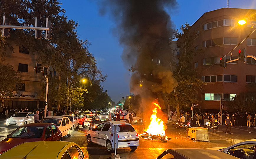 Ιράν: «Οι επισκέπτες να σέβονται τους  νόμους της Ισλαμικής Δημοκρατίας» λέει το ΥΠΕΞ ενώ συνεχίζονται οι διαδηλώσεις