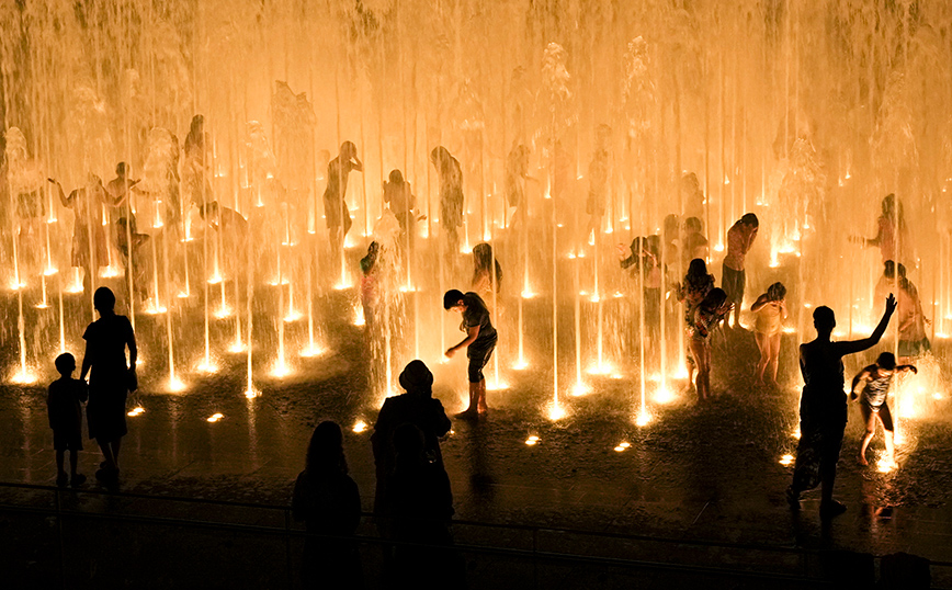 Παίζοντας με το νερό σιντριβανιού Παίζοντας με το νερό σιντριβανιού