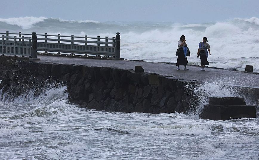 Ιαπωνία: Έκτακτες προειδοποιήσεις για τον τυφώνα Νανμαντόλ &#8211; Χιλιάδες άνθρωποι έχουν σπεύσει σε καταφύγια