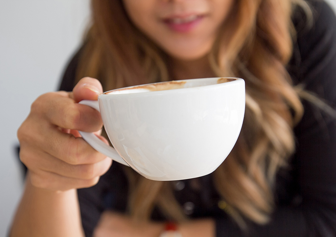 Γυναίκα πίνει καφέ Γυναίκα πίνει καφέ