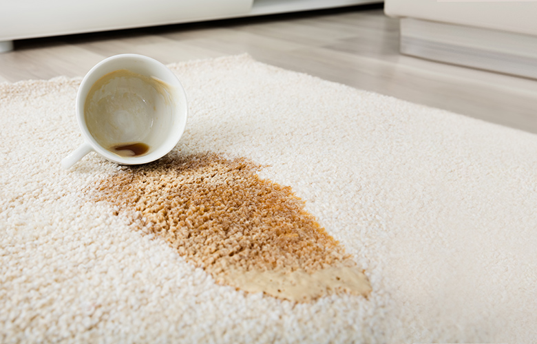 Λεκές από καφέ σε χαλί