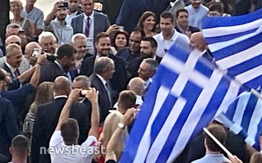 ΔΕΘ: Αποθέωση με χειροκροτήματα και ελληνικές σημαίες για τον Κώστα Καραμανλή &#8211; Δείτε φωτογραφίες