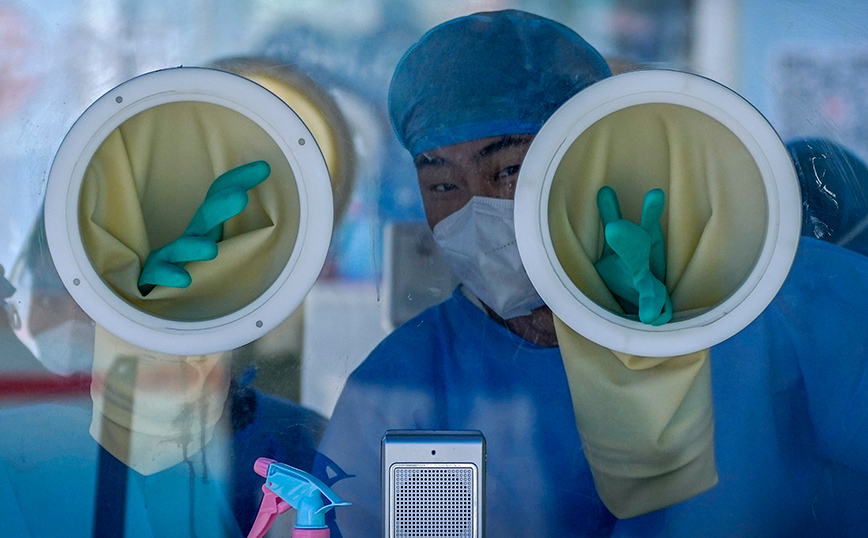 Ένας ιατρικός εργαζόμενος με προστατευτικό εξοπλισμό Ένας ιατρικός εργαζόμενος με προστατευτικό εξοπλισμό