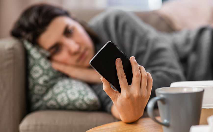 Γυναίκα που κοιτάει στο κινητό προβληματισμένη Γυναίκα που κοιτάει στο κινητό προβληματισμένη