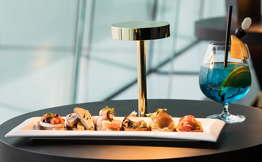 Γεύμα σε ύψος 555 μέτρων Γεύμα σε ύψος 555 μέτρων