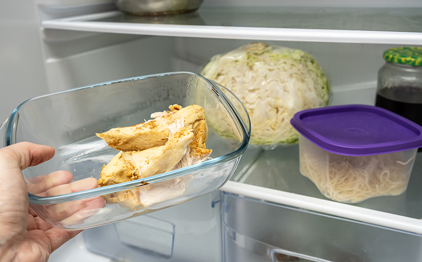 Βραστό κοτόπουλο στο ψυγείο Βραστό κοτόπουλο στο ψυγείο