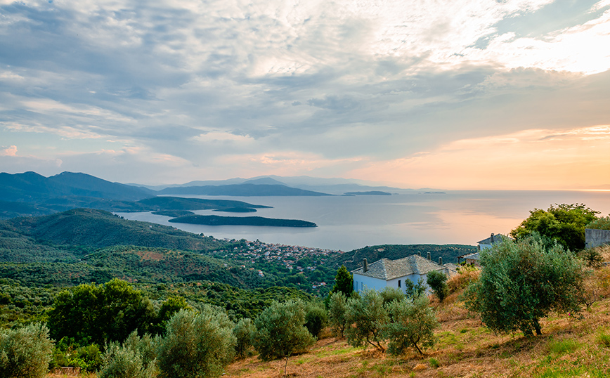 Η θέα στον Παγασητικό από το Λαύκο