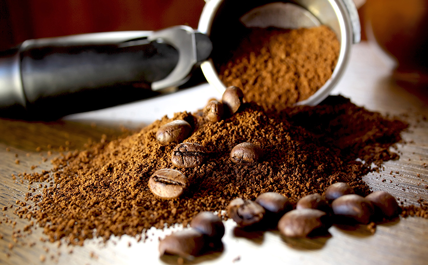 Σκόνη και κόκκοι καφέ Σκόνη και κόκκοι καφέ