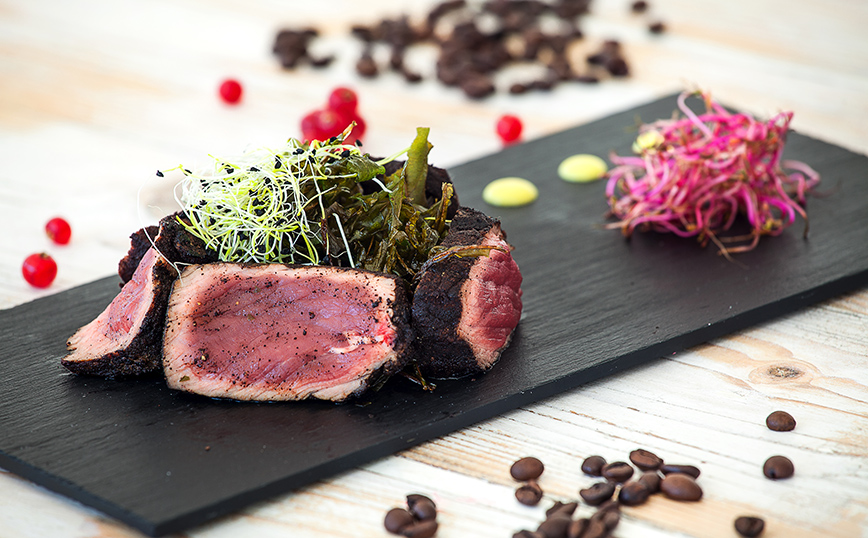 Μοσχαρίσιο φιλέτο με κρούστα καφέ Μοσχαρίσιο φιλέτο με κρούστα καφέ