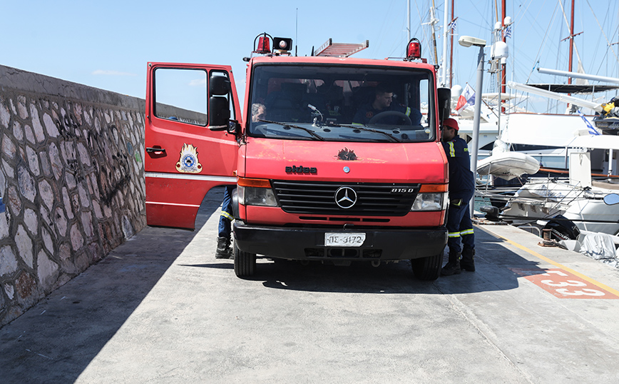 Φωτιά σε σκάφος στη μαρίνα Αλίμου – Δύο τραυματίες