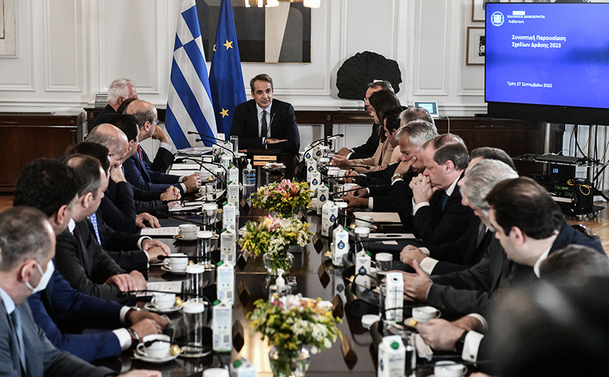 Πλάνο νέων παροχών και προβολή του έργου της καταρτίζει η κυβέρνηση – Ποια τα επόμενα βήματα
